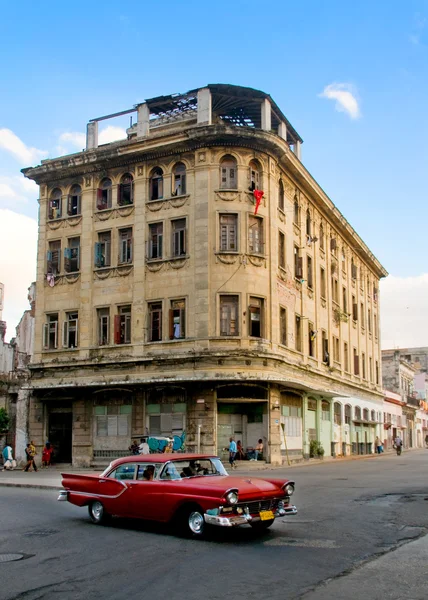 Typisch gebouw en vintage auto van la havana. — Stockfoto