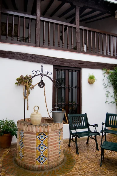 Well detail an botijo in Typical patio from Castilla la Mancha house. Posad — Stock Photo, Image