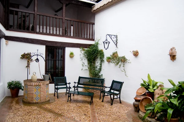 Pátio típico de Castilla la Mancha casa. Posada em Toledo, Espanha — Fotografia de Stock