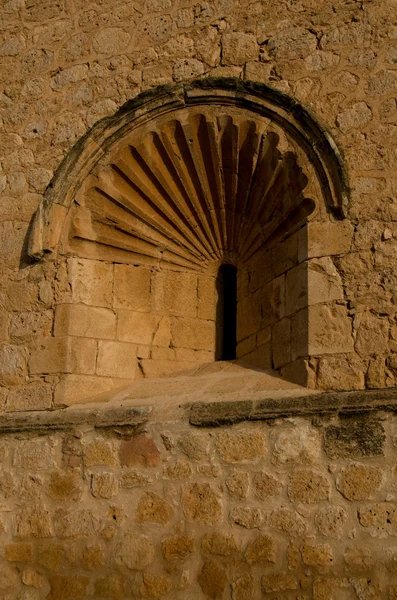 Ventana acampanada en una pared de iglesia clásica. Iglesia de San Antonio Abad en El Tobos — Foto de Stock