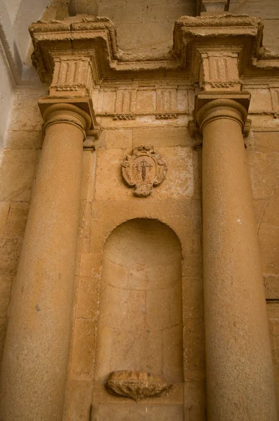 Colonne accoppiate con uno scudo Santiago in una classica entrata della chiesa. San Antoni — Foto Stock