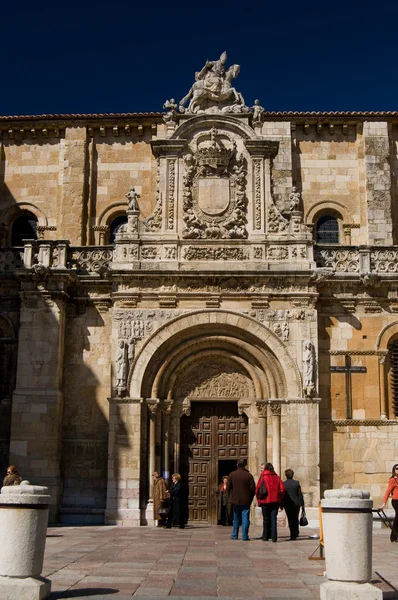 Verkliga Bas? lica de San Isidoro i Leon (fasad). Spanien — Stockfoto