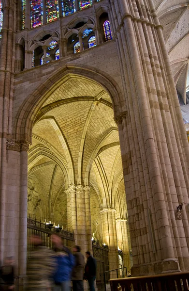 Nave lateral de la Catedral de Santa María de León en León. España —  Fotos de Stock