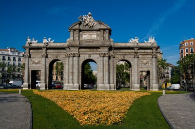 Alcala Kapısı (Puerta de Alcala) Independence Meydanı 'nda. Madrid, S