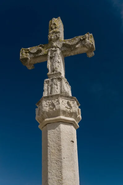 Pedra barroca cruz no céu azul — Fotografia de Stock