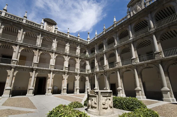 アルカラ ・ デ ・ エナレスの大学。マドリード、スペイン — ストック写真