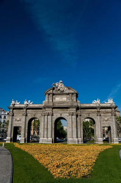 Alcala dörr (puerta de Alcalá) i independence square. Madrid, s — Stockfoto