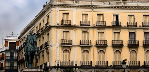 Estatua de Carlos III frente a una fachada típica de la Puerta del Sol. Madrid, Spai —  Fotos de Stock