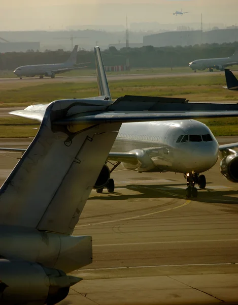 Commerciële vliegtuig geparkeerd op de luchthaven — Stockfoto