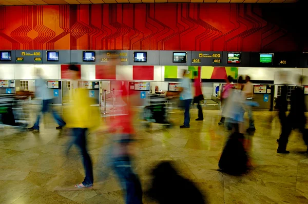 Регистрация в зале аэропорта — стоковое фото