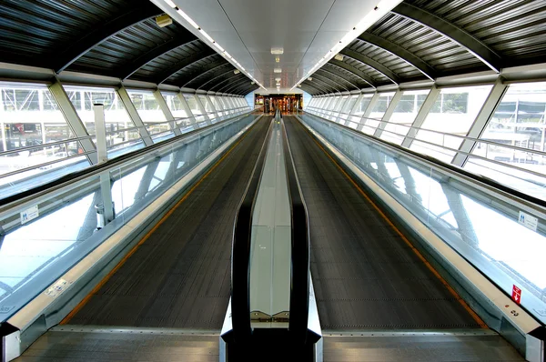 Tunel na lotnisku z mechanicznym przejście — Zdjęcie stockowe