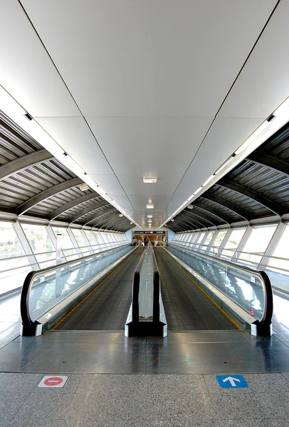 Tunnel i flygplats med mekaniska passage — Stockfoto