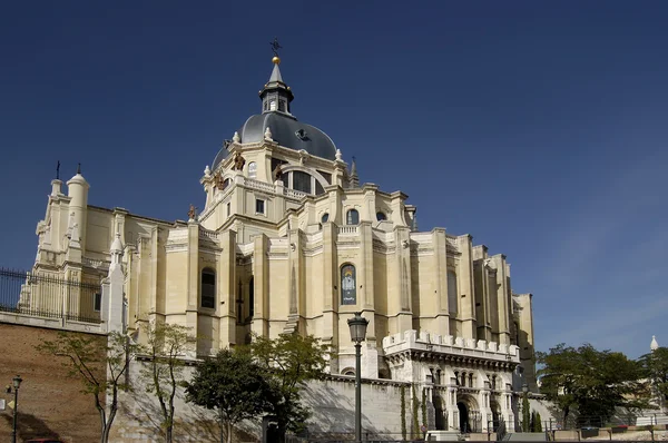 Madrid'da almudena Katedrali. İspanya