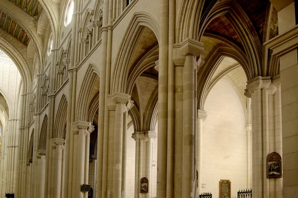 Katedralen almudena i madrid, Spanien. centrala Galleri — Stockfoto