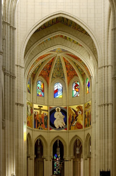 Kathedraal van almudena in madrid, Spanje. belangrijkste koepel — Stockfoto