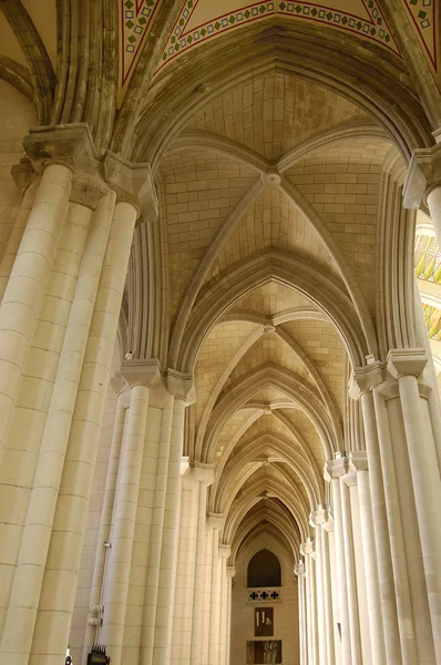Catedral de Almudena en Madrid, España. Arcos —  Fotos de Stock