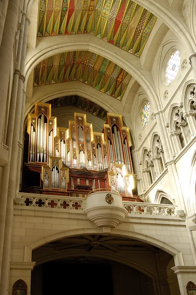 Cathedral of Almudena, in Madrid, Spain. Organ in choir — Stock Photo, Image