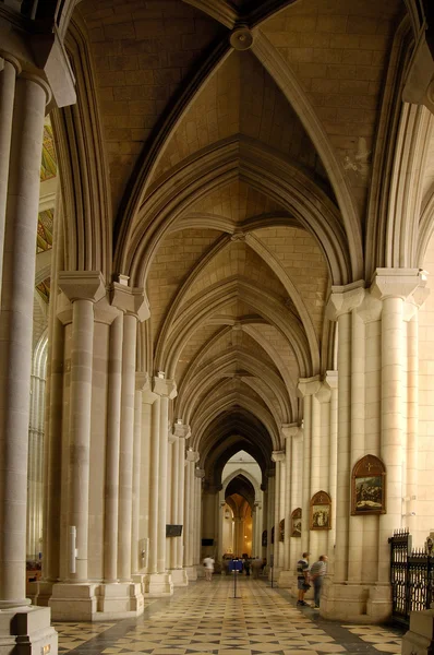 Katedrála almudena v Madridu, Španělsko. Galerie — Stock fotografie