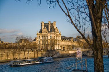 Louvre Müzesi (pavillon de flore) ve seine Nehri, paris.