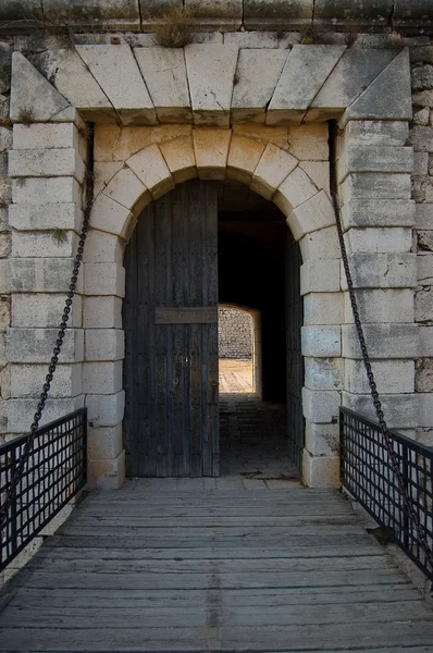 Дверь замка Чинхельн в Мадриде. Испания — стоковое фото