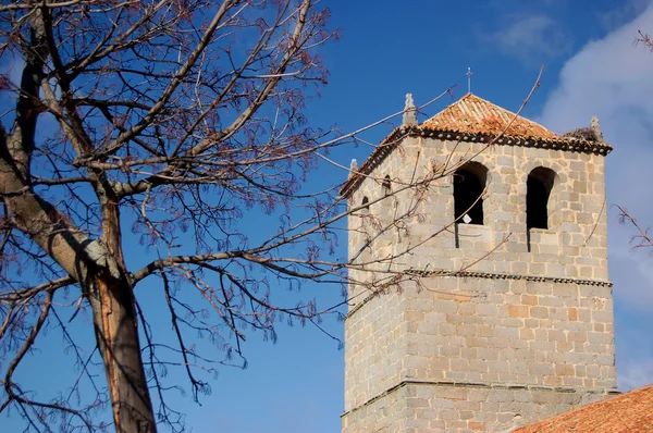 Stå hög av den medeltida kyrkan — Stockfoto