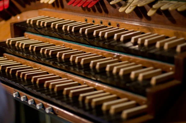 Un órgano clásico. Teclas y pedal para cambiar de tono o instrumento — Foto de Stock