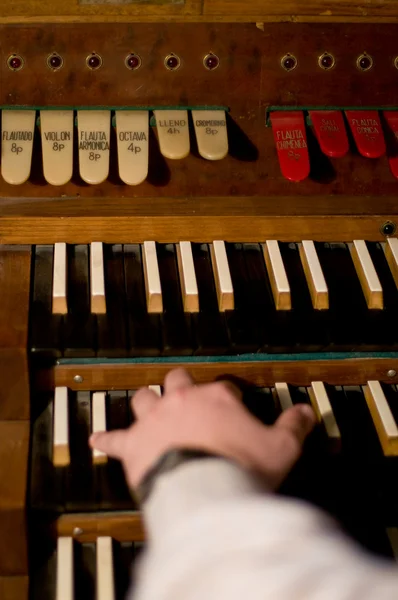 Un órgano clásico. Teclas y pedal para cambiar de tono o instrumento —  Fotos de Stock