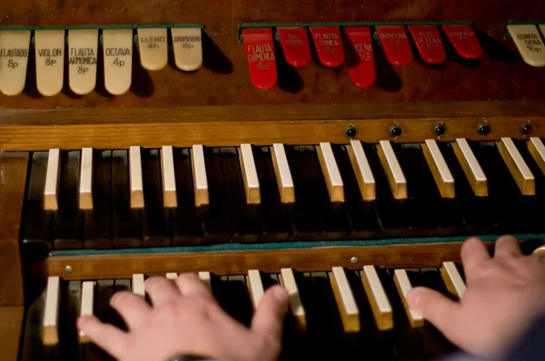 Klassisk organ. Nøkler og pedaler til å skifte tone eller instrument – stockfoto
