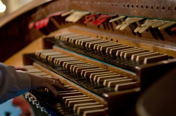 Klassieke orgel toetsenbord en toetsen aan de veranderende instrument — Stockfoto