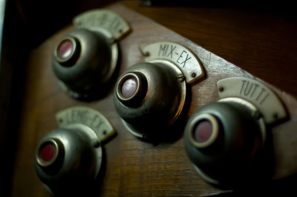 Klassisk orgel. nycklar och pedalen för att ändra ton eller instrument — Stockfoto