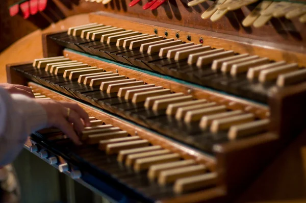 Классическая органная клавиатура и клавиши для смены инструмента — стоковое фото