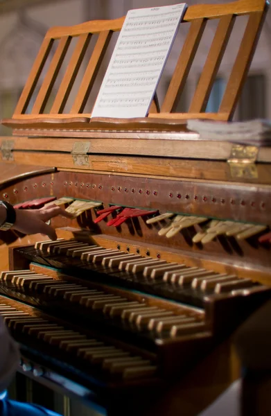 Klassieke orgel toetsenbord en toetsen aan de veranderende instrument — Stockfoto