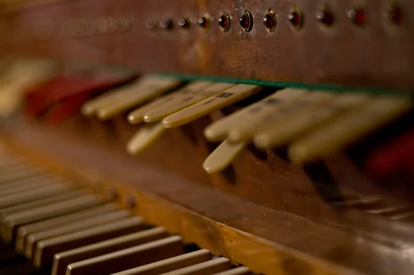 Teclado de órgano clásico y teclas para cambiar de instrumento —  Fotos de Stock