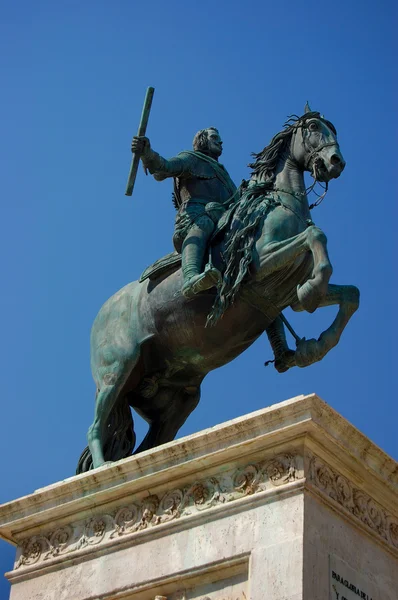 Estatua de Felipe IV en la plaza de Oriente en Madrid. España —  Fotos de Stock