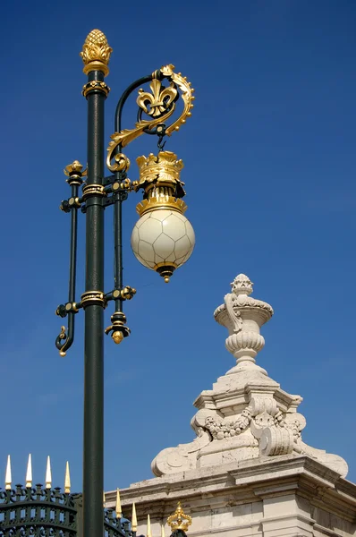 Fachada sul do Palácio Real. Madrid, Espanha . — Fotografia de Stock