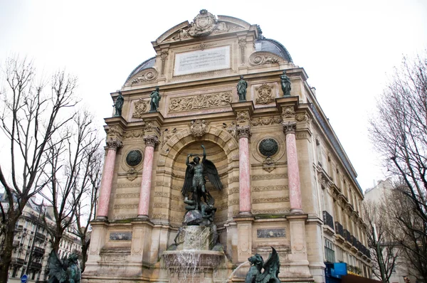 La Fontaine Saint-Michel en la Plaza Saint-Michel, París. Francia —  Fotos de Stock