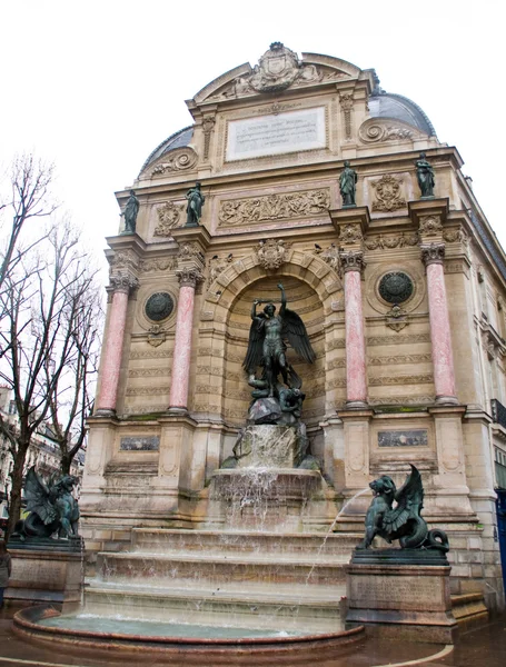 フォンテーヌ サン ・ ミシェルの場所サン ・ ミシェル、パリで。フランス — ストック写真