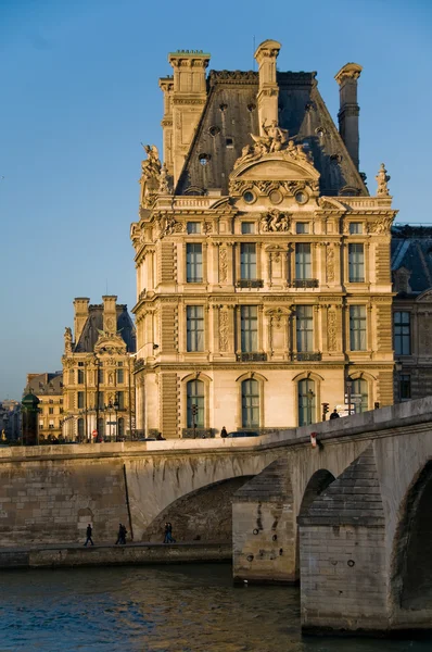 Muzeum Louvre (pavillon de flore) při západu slunce, Paříž. — Stock fotografie