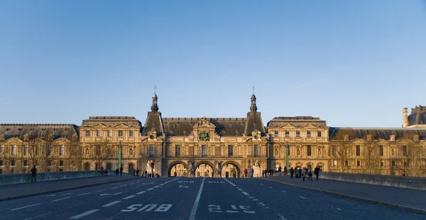 Louvre Müzesi Güney cephe. Görünüm pont du carrousell par — Stok fotoğraf