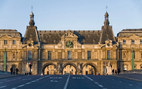 Zuid-gevel van Louvremuseum. weergave van pont du carrousell, par — Stockfoto