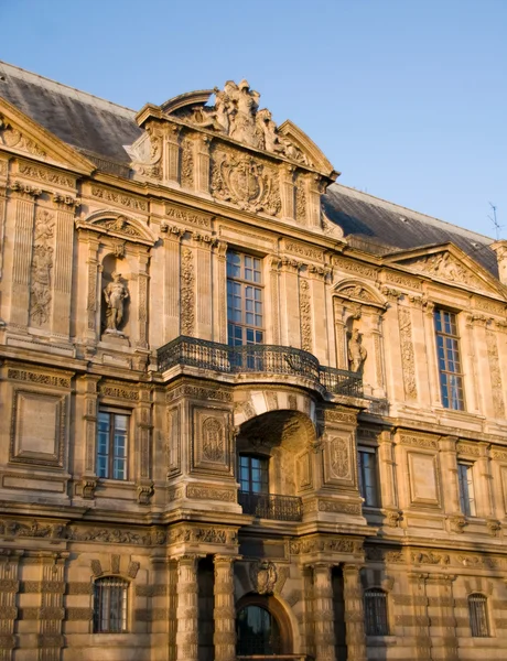 Fachada sur del Museo del Louvre al atardecer, París. Francia . — Foto de Stock