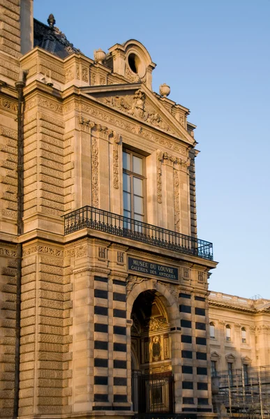Fachada sur del Museo del Louvre al atardecer (Galeries des Antiques Arch), Pari —  Fotos de Stock