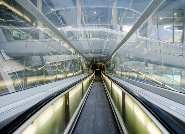 Tunel na letišti s mechanickým pasáž — Stock fotografie
