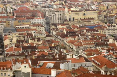 Santa Justa asansörü ve Lisboa 'daki eski Katedral. Portekiz