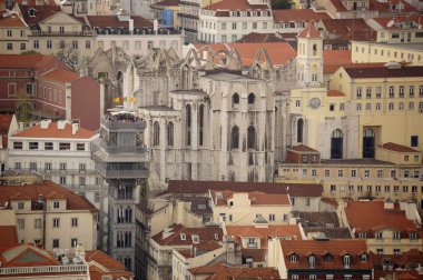 Santa Justa asansörü ve Lisboa 'daki eski Katedral. Portekiz