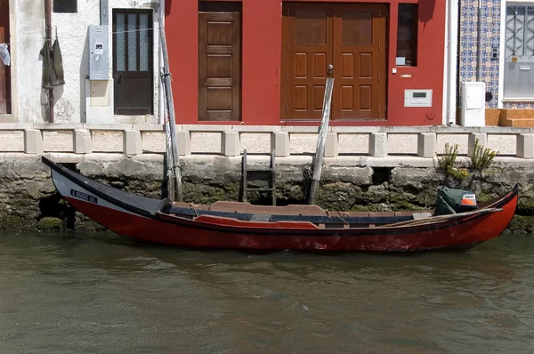 Typischer Moliceiro im Fluss vouga. aveiro, portugal — Stockfoto