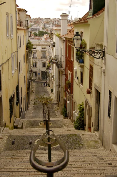 Типичная улица Лиссабона в Португалии — стоковое фото