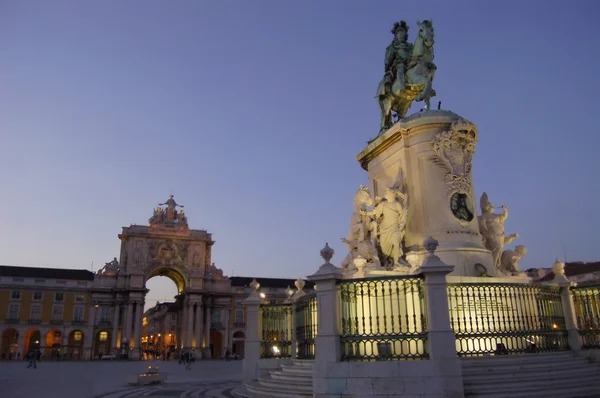 Estatua y arco en Praca do Comercio en Lisboa. Portugal — Foto de Stock