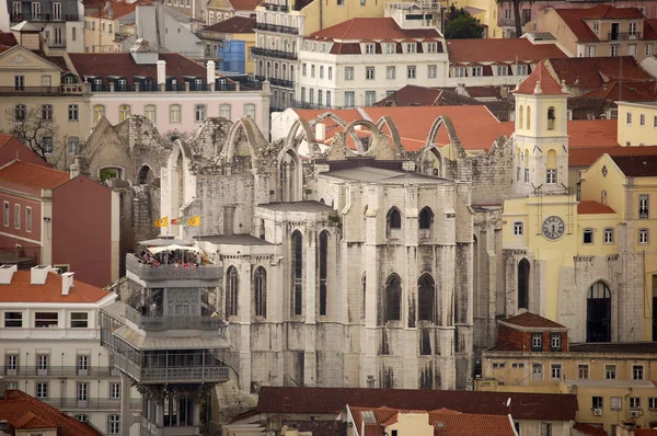 Ascensore Santa Justa e vecchia Cattedrale di Lisboa. Portogallo — Foto Stock