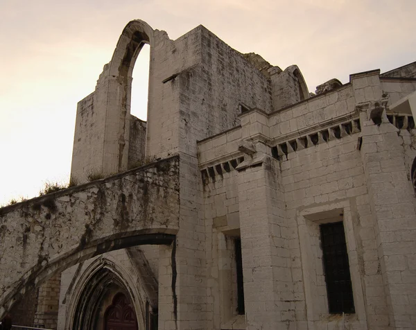 Boog van de oude kathedraal in Lissabon, portugal — Stockfoto